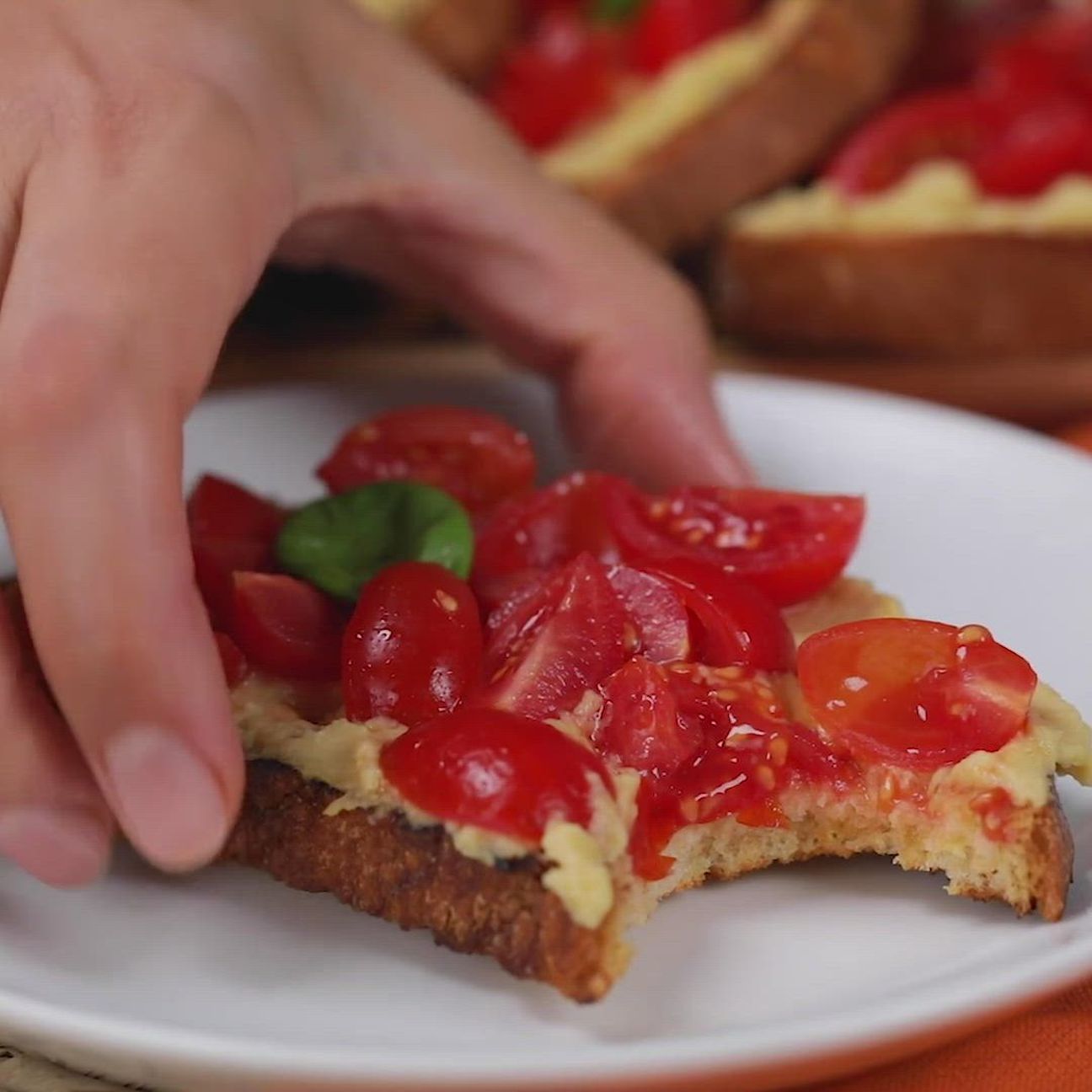 Bruschette con crema di ceci e pomodorini
