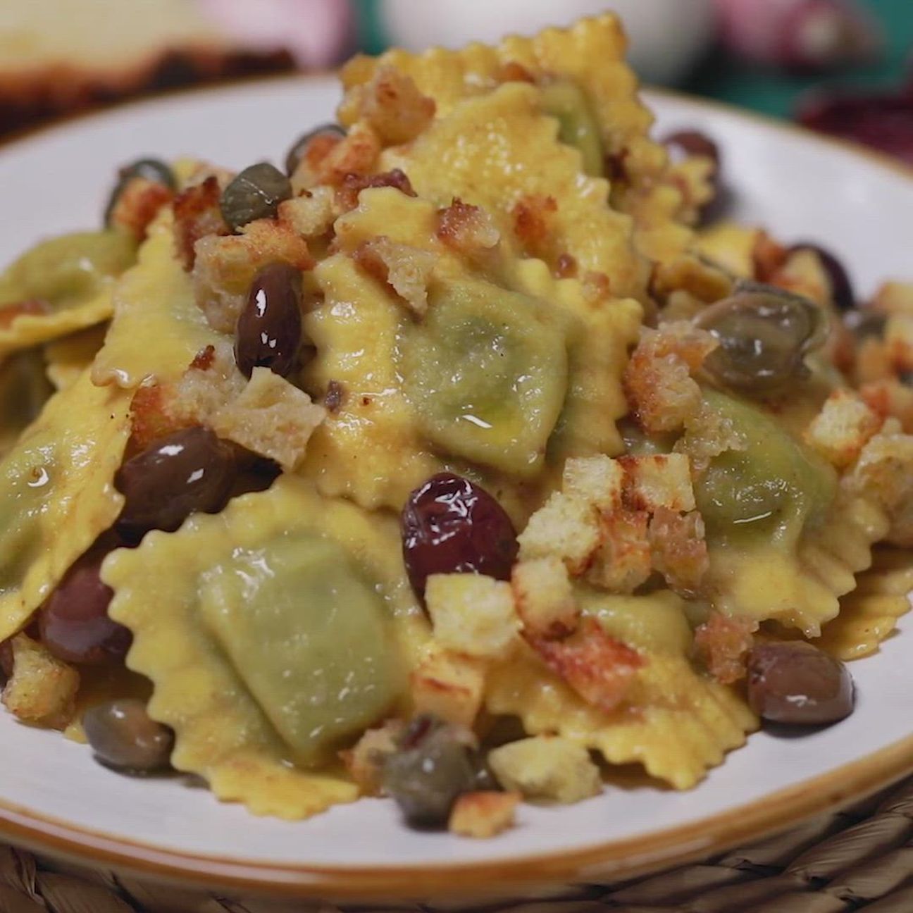 Ravioli ricotta e spinaci con alici, olive, capperi e mollica croccante