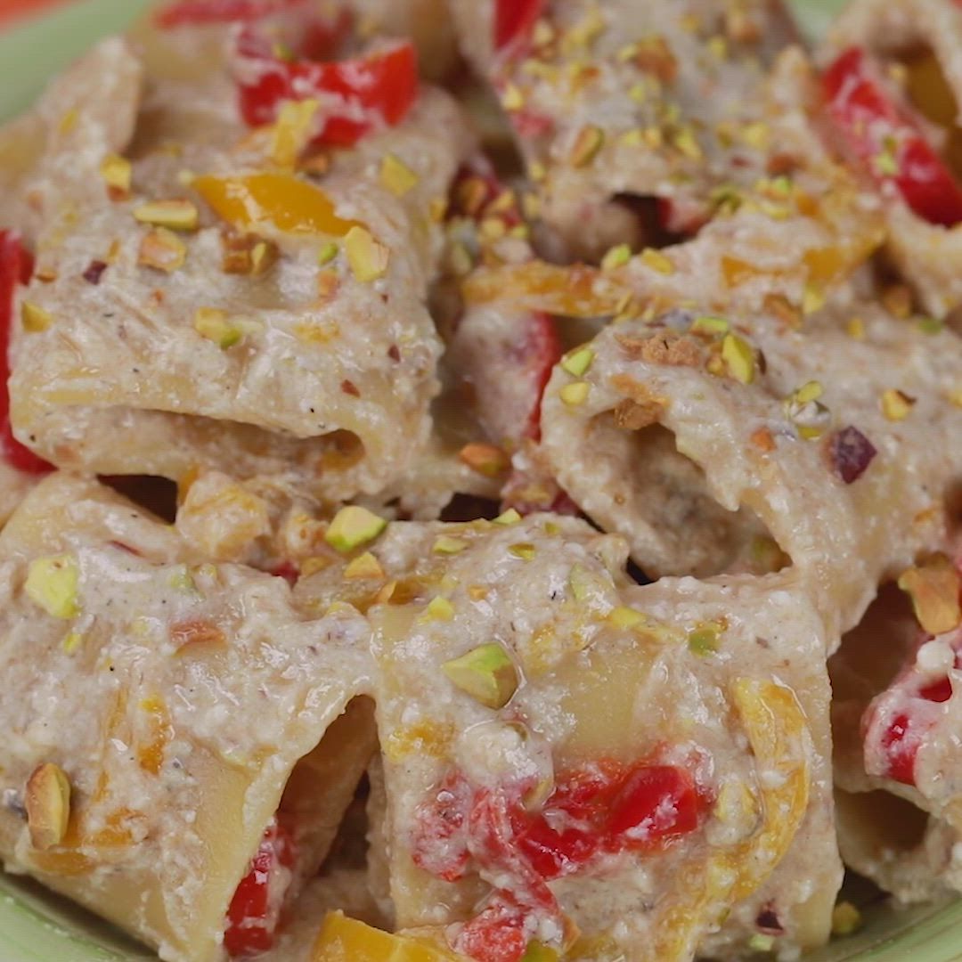 Schiaffoni alla ricotta con peperoni, acciughe e pistacchi