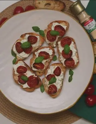 Ricetta Crostini pomodorini, burrata e burro all’aglio Cannamela di cannamela