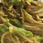 Ricetta Spaghetti con crema di zucchine, fiori di zucca e pistacchi tostati con basilico