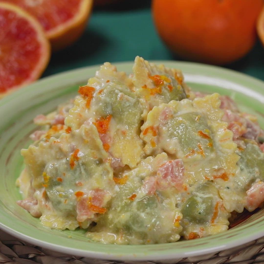 Ravioli ricotta e spinaci con salmone affumicato, arancia e robiola