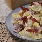 Ricetta Tortellini alla carne con crema di parmigiano e speck