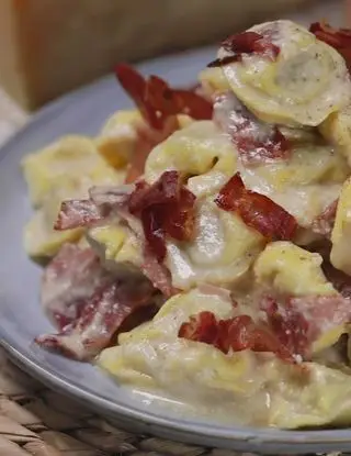 Ricetta Tortellini alla carne con crema di parmigiano e speck di PAF