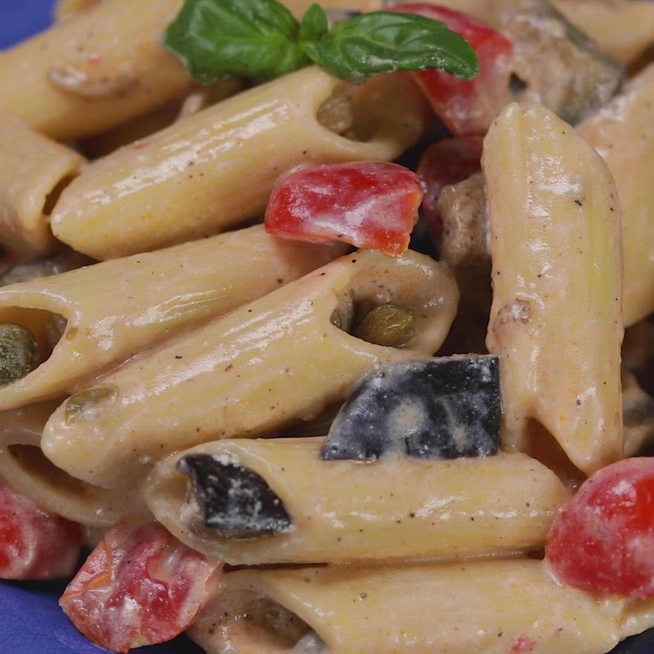 Pennoni rigati con melanzane, pomodorini, ricotta e capperi