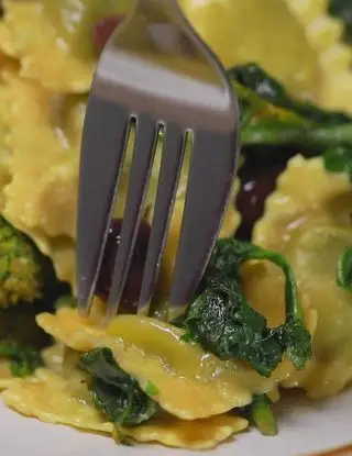 Ricetta Ravioli ricotta e spinaci con cime di rapa, peperoncino e olive di PAF