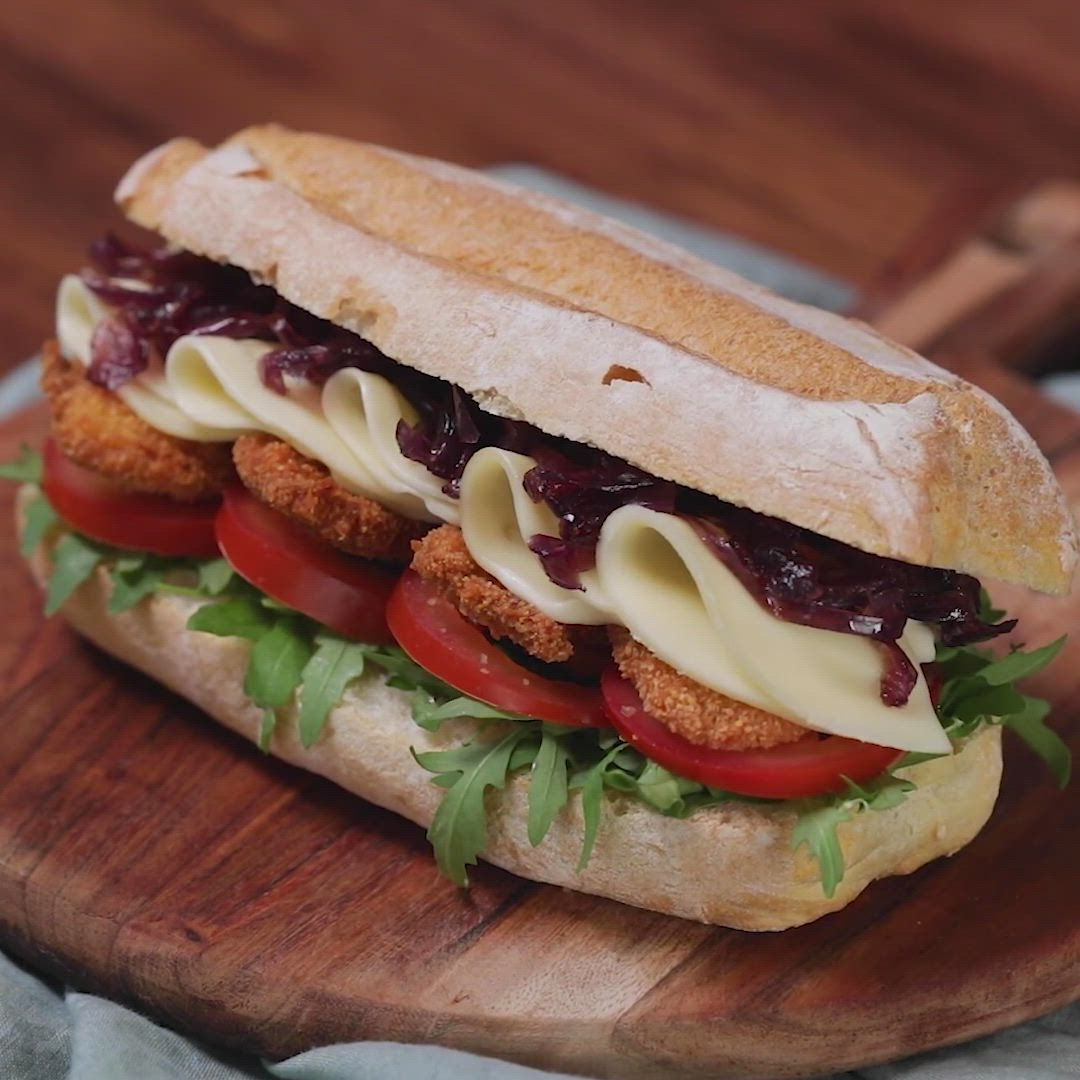 Panino pollo croccante e cipolla caramellata