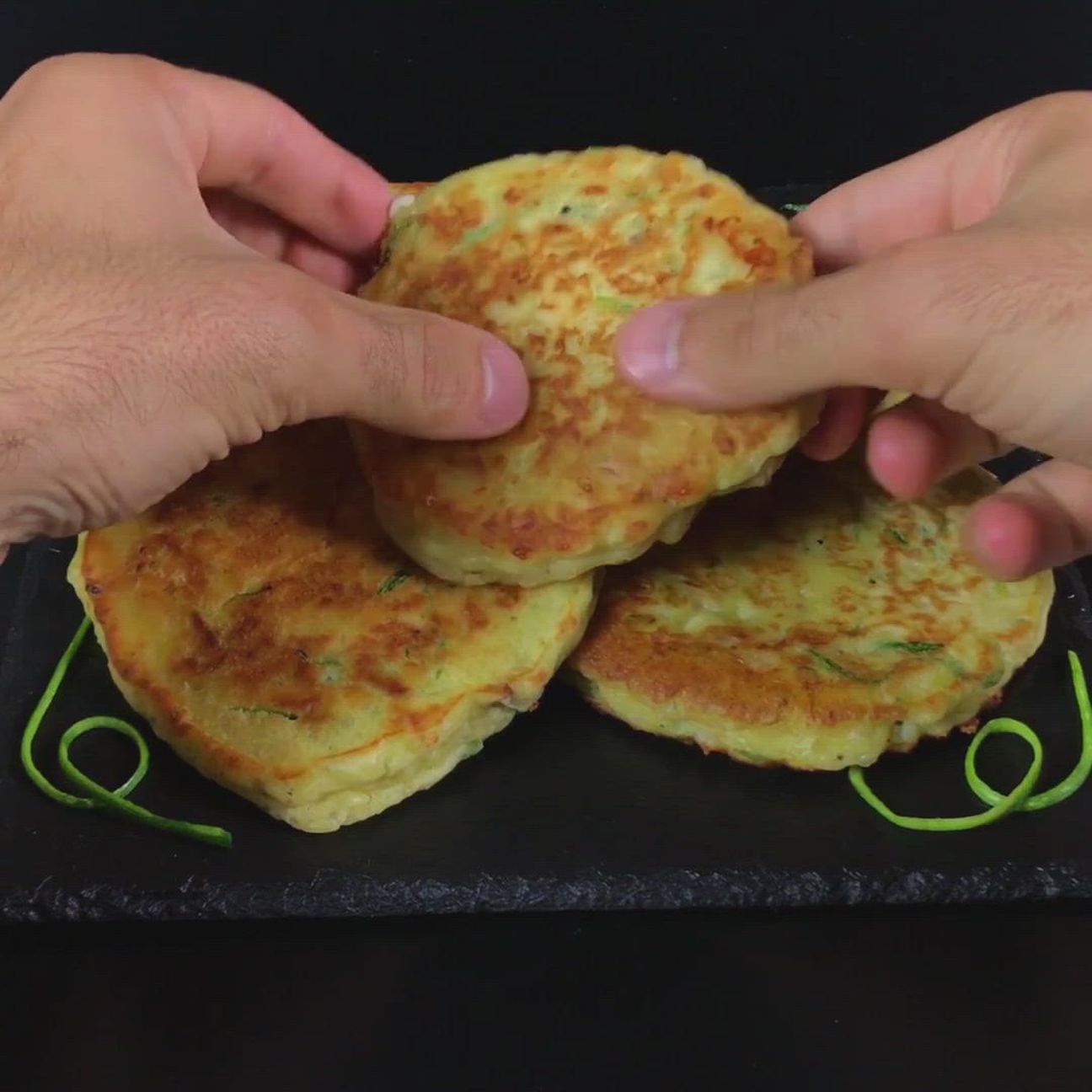 Pancakes salati con zucchine, pancetta e mortadella