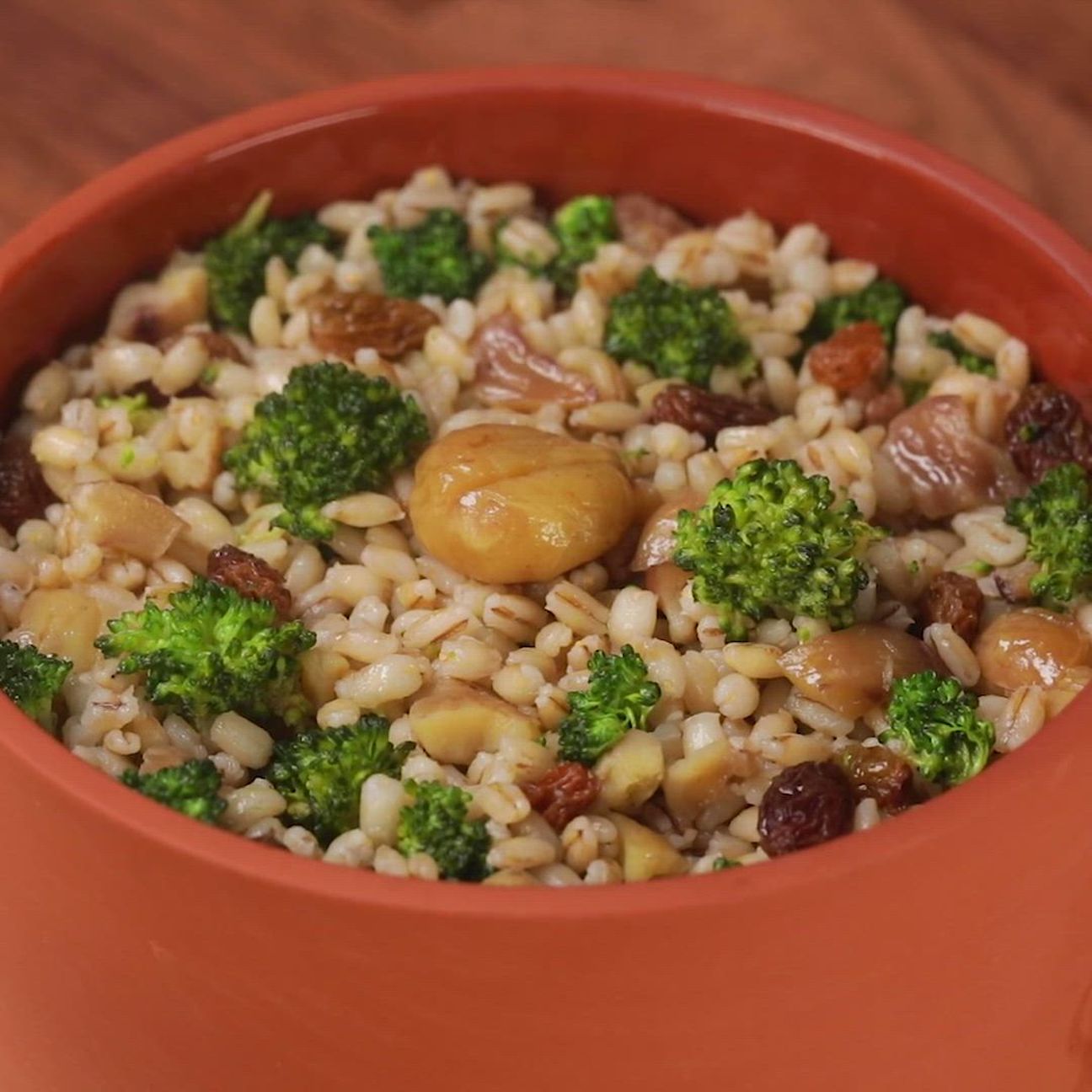 Insalata tiepida di orzo con castagne, uvetta e broccoli