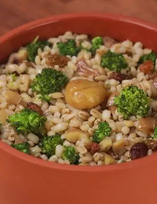 Ricetta Insalata tiepida di orzo con castagne, uvetta e broccoli di altacucina