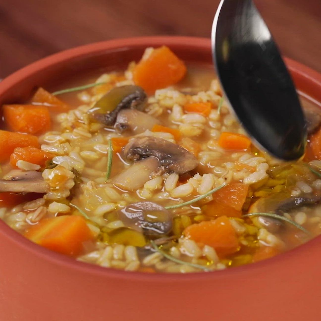 Zuppa di tre cereali con zucca, funghi e pancetta croccante