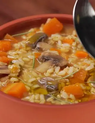 Ricetta Zuppa di tre cereali con zucca, funghi e pancetta croccante di altacucina