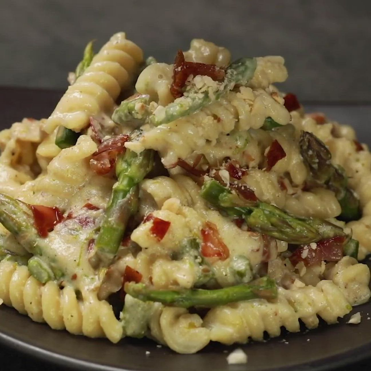 Fusilli al pesto di nocciole, asparagi e speck