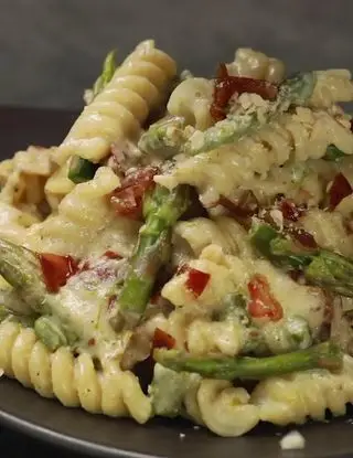 Ricetta Fusilli al pesto di nocciole, asparagi e speck di altacucina