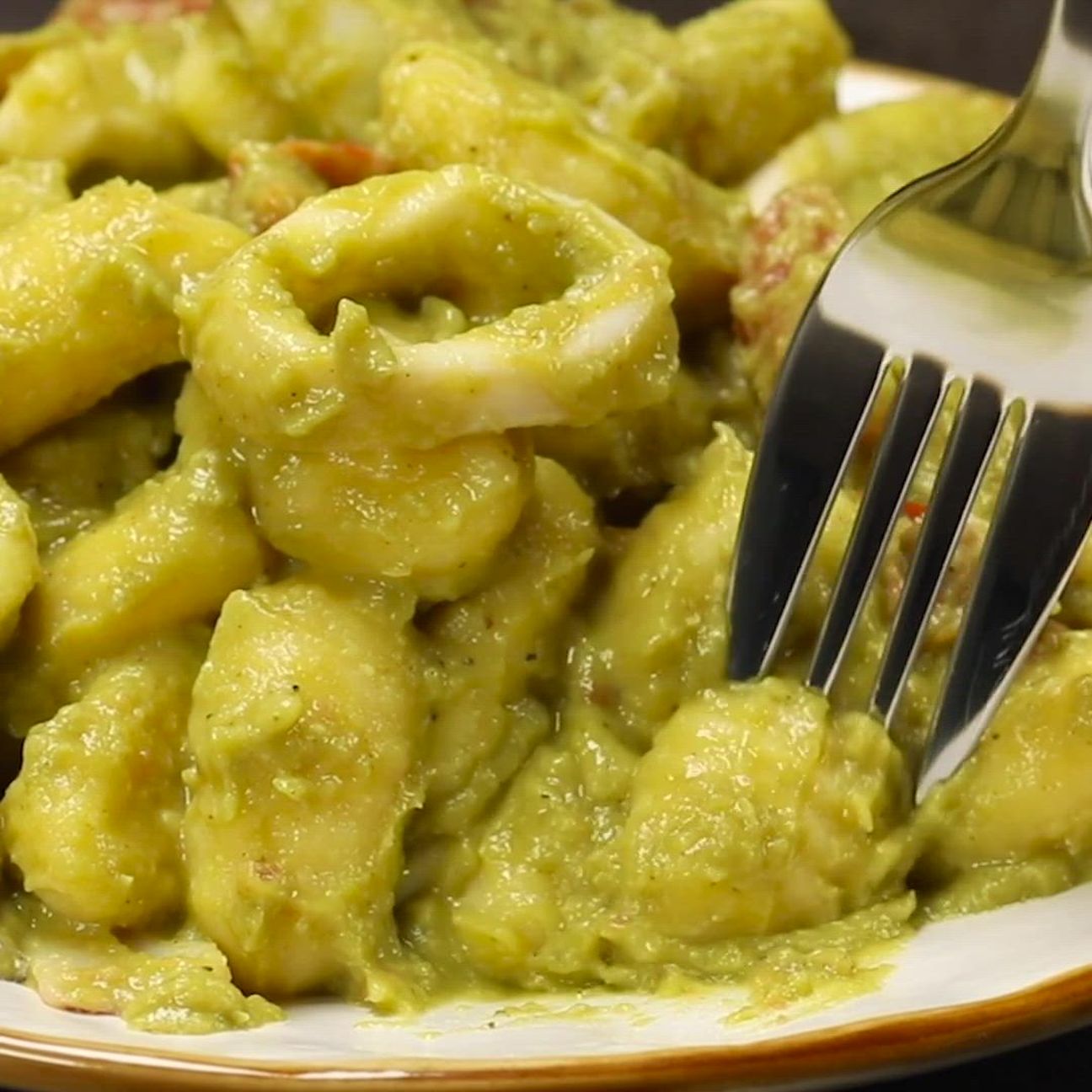 Gnocchi con crema di piselli, calamari e pomodorini