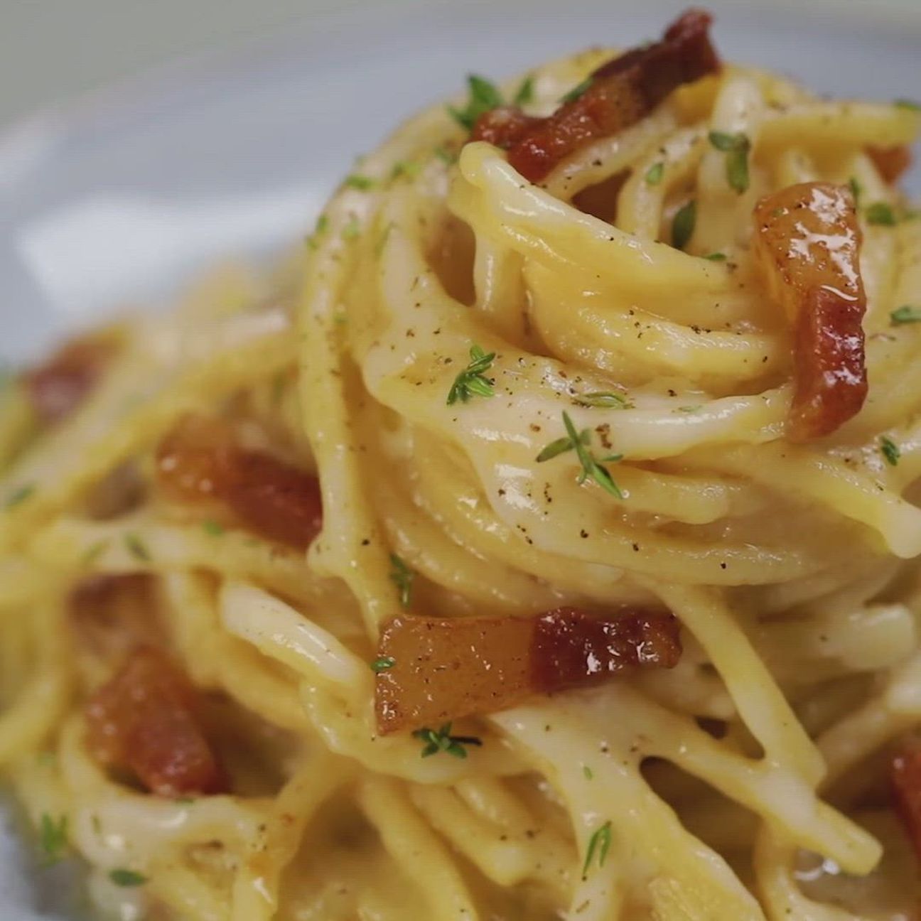Spaghettoni con crema di patate, pecorino e guanciale