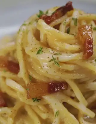 Ricetta Spaghettoni con crema di patate, pecorino e guanciale di altacucina