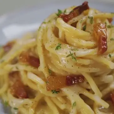 Ricetta Spaghettoni con crema di patate, pecorino e guanciale