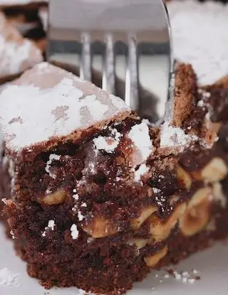 Ricetta Torta brownies al cioccolato e nocciole meringata di altacucina