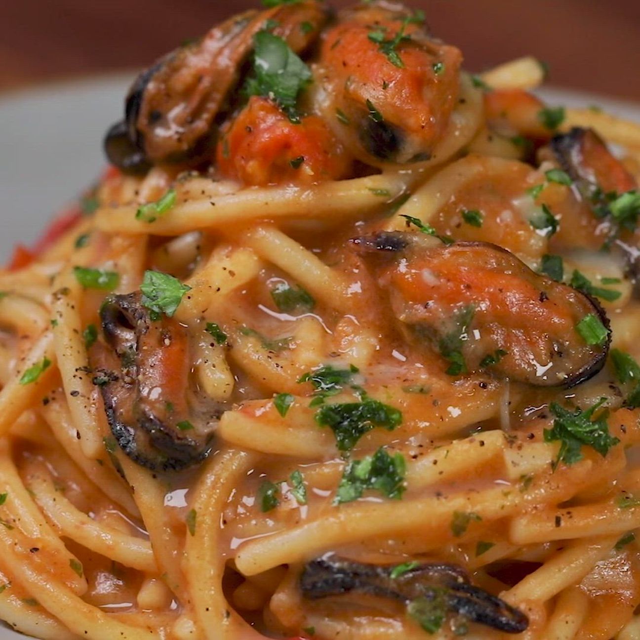 Spaghettoni con cozze, pomodorini e salsa di pane