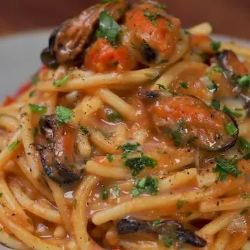 Ricetta Spaghettoni con cozze, pomodorini e salsa di pane