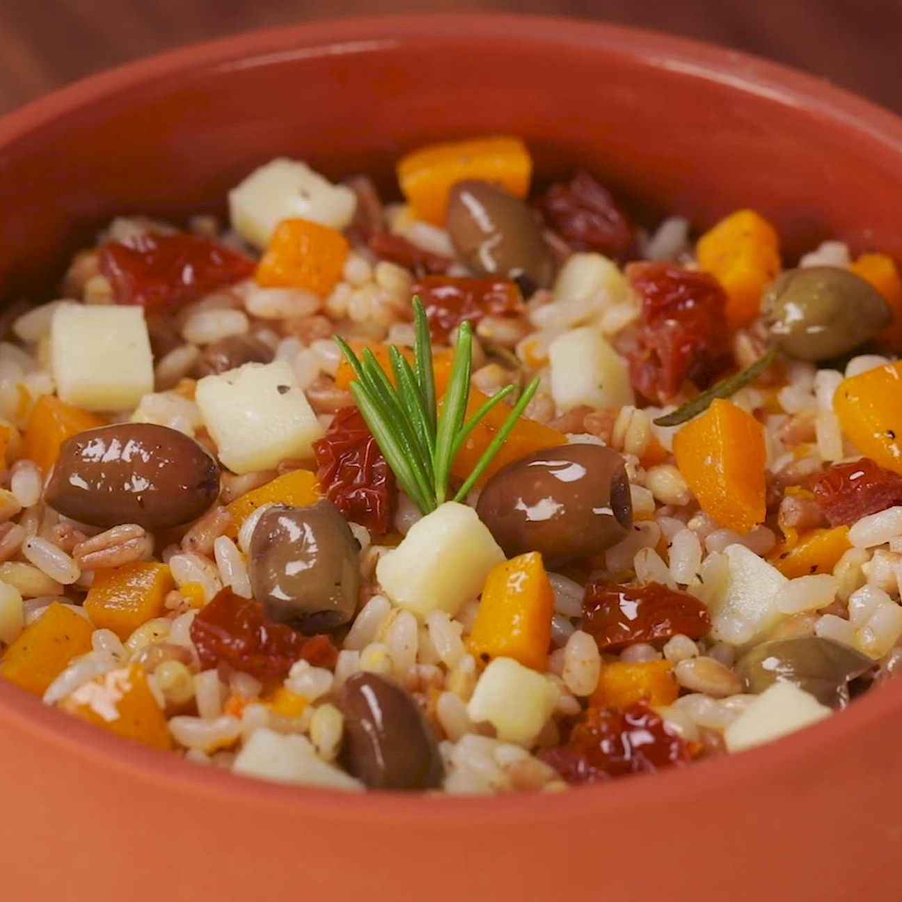 Insalata di tre cereali con zucca, pecorino, olive taggiasche e pomodoro secco