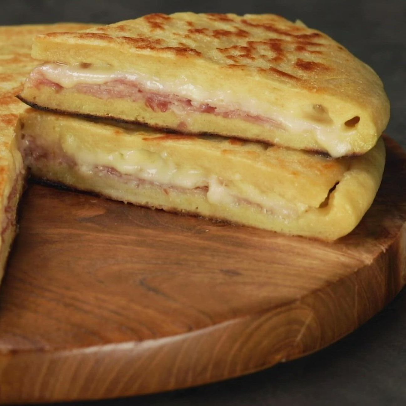 Focaccia di patate in padella con prosciutto cotto e formaggio