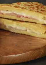 Ricetta Focaccia di patate in padella con prosciutto cotto e formaggio