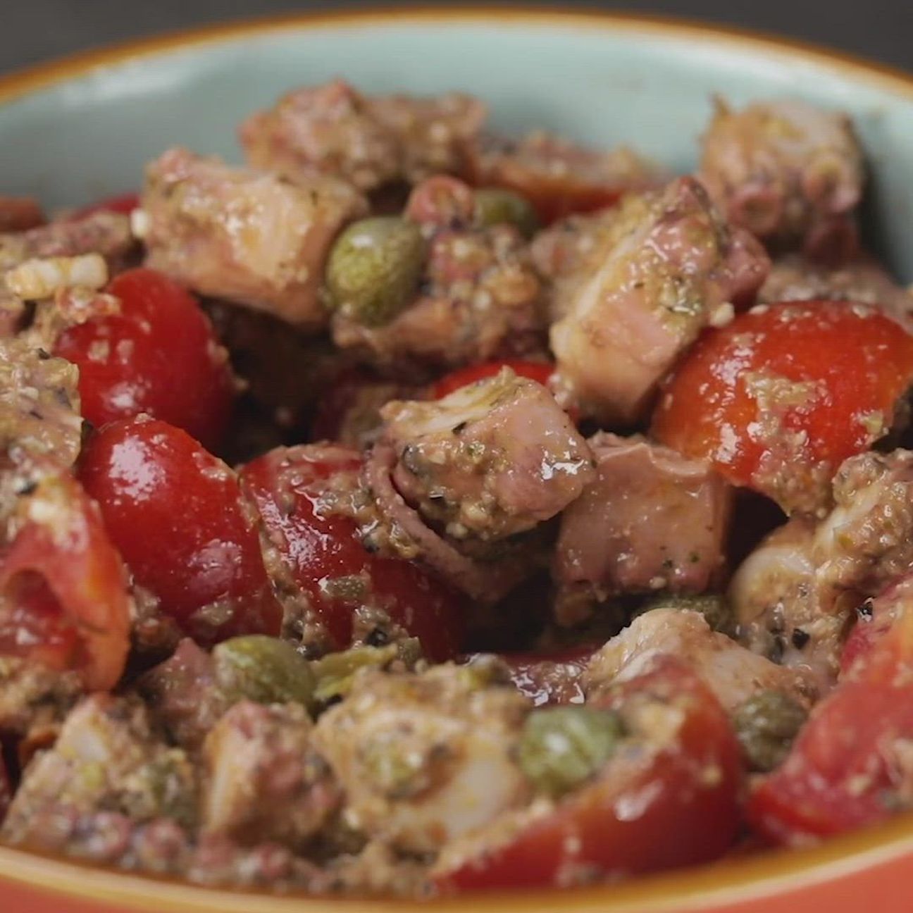 Insalata di polpo e pomodorini con salsa di capperi, olive e pinoli
