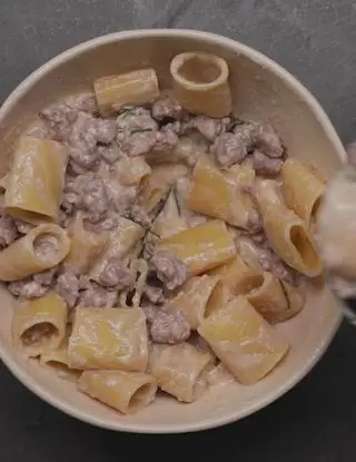 Ricetta Paccheri alla crema di parmigiano, salsiccia e rosmarino di altacucina