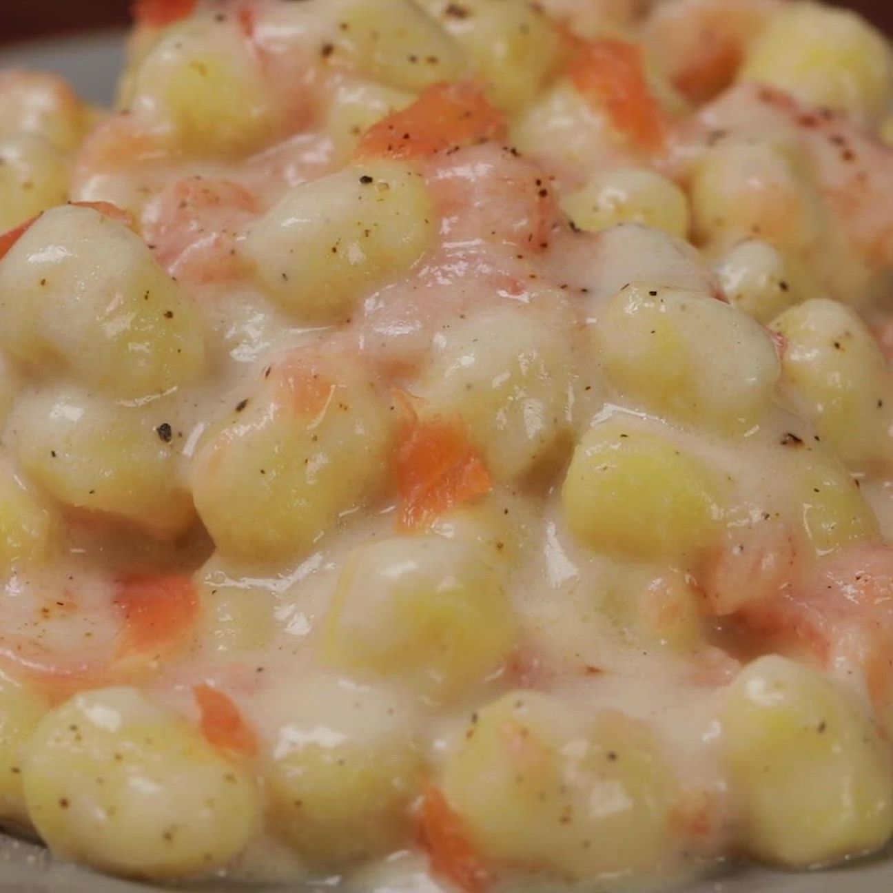 Chicche di patate alla crema di parmigiano e salmone affumicato