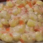 Ricetta Chicche di patate alla crema di parmigiano e salmone affumicato