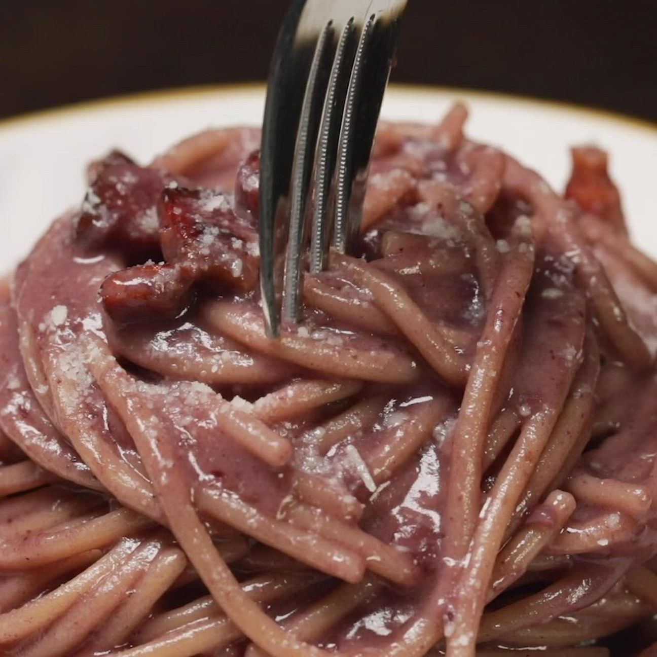 Spaghettoni al vino rosso con pecorino e pancetta