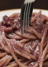 Ricetta Spaghettoni al vino rosso con pecorino e pancetta