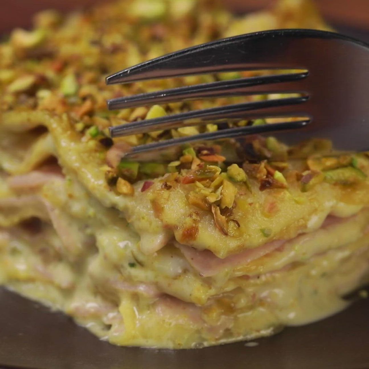 Lasagna al pistacchio e mortadella con provola