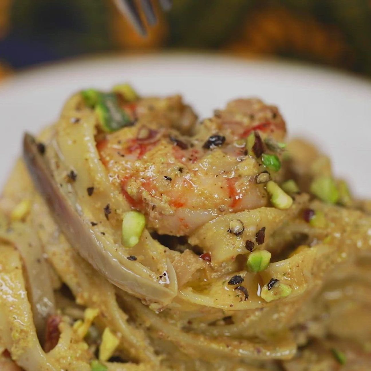Tagliatelle ai carciofi con gamberi e pistacchi