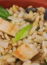 Ricetta Insalata tiepida con spinacino, pollo grigliato, mela verde, scaglie di parmigiano e semi di zucca
