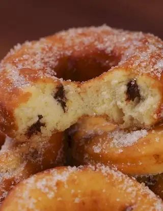 Ricetta Ciambelline fritte con ricotta e gocce di cioccolato di altacucina