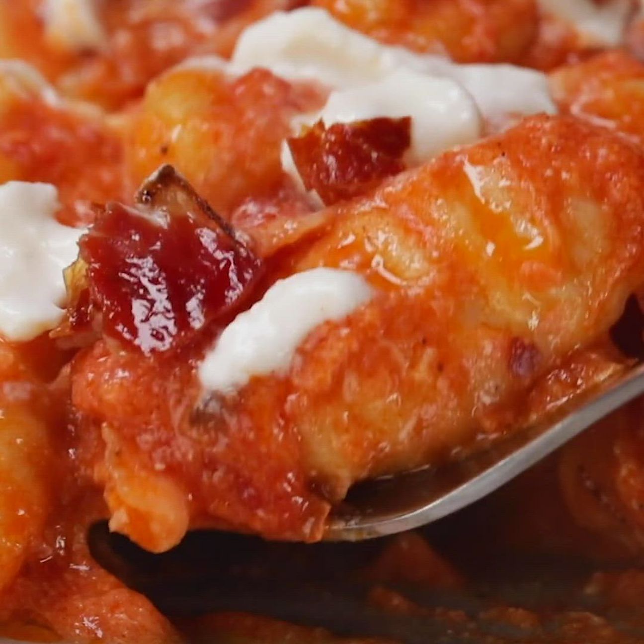 Gnocchi al pomodoro con stracciatella e speck croccante