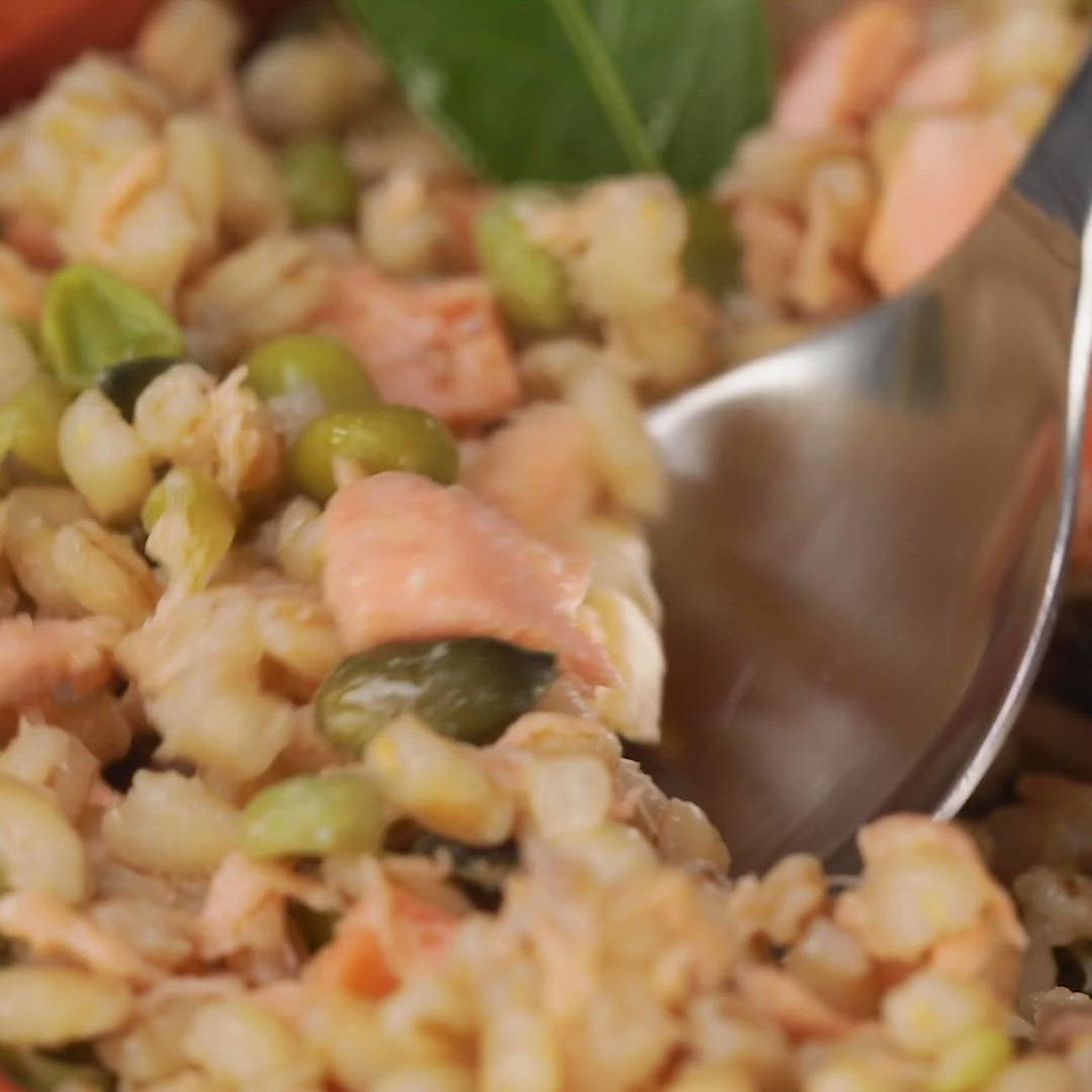 Orzotto con salmone all'arancia, piselli e semi di zucca