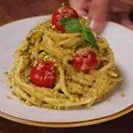 Ricetta Spaghetti in crema di ricotta e pistacchi con pomodorini