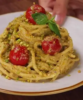 Ricetta Spaghetti in crema di ricotta e pistacchi con pomodorini di altacucina