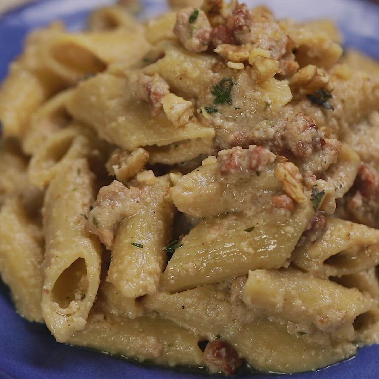 Pennoni rigati con crema di noci e pancetta