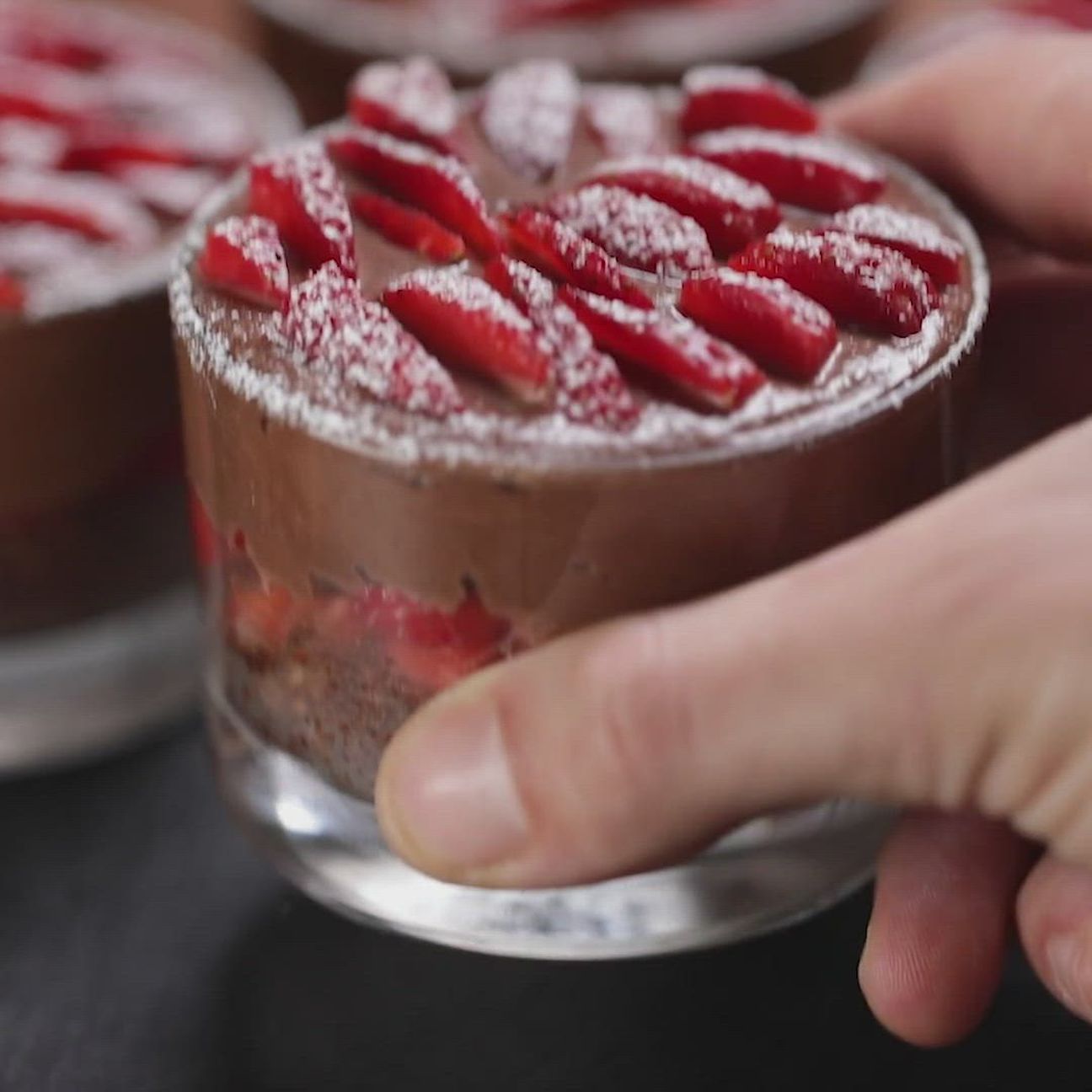 Bicchierini furbi di pasqua con fragole e cioccolato
