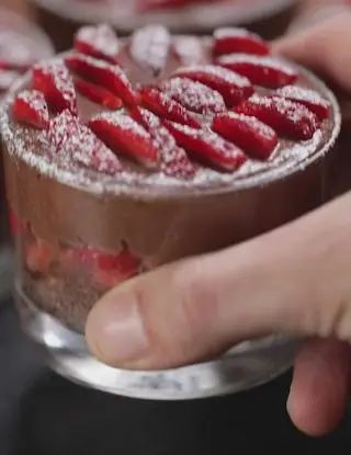 Ricetta Bicchierini furbi di pasqua con fragole e cioccolato di altacucina