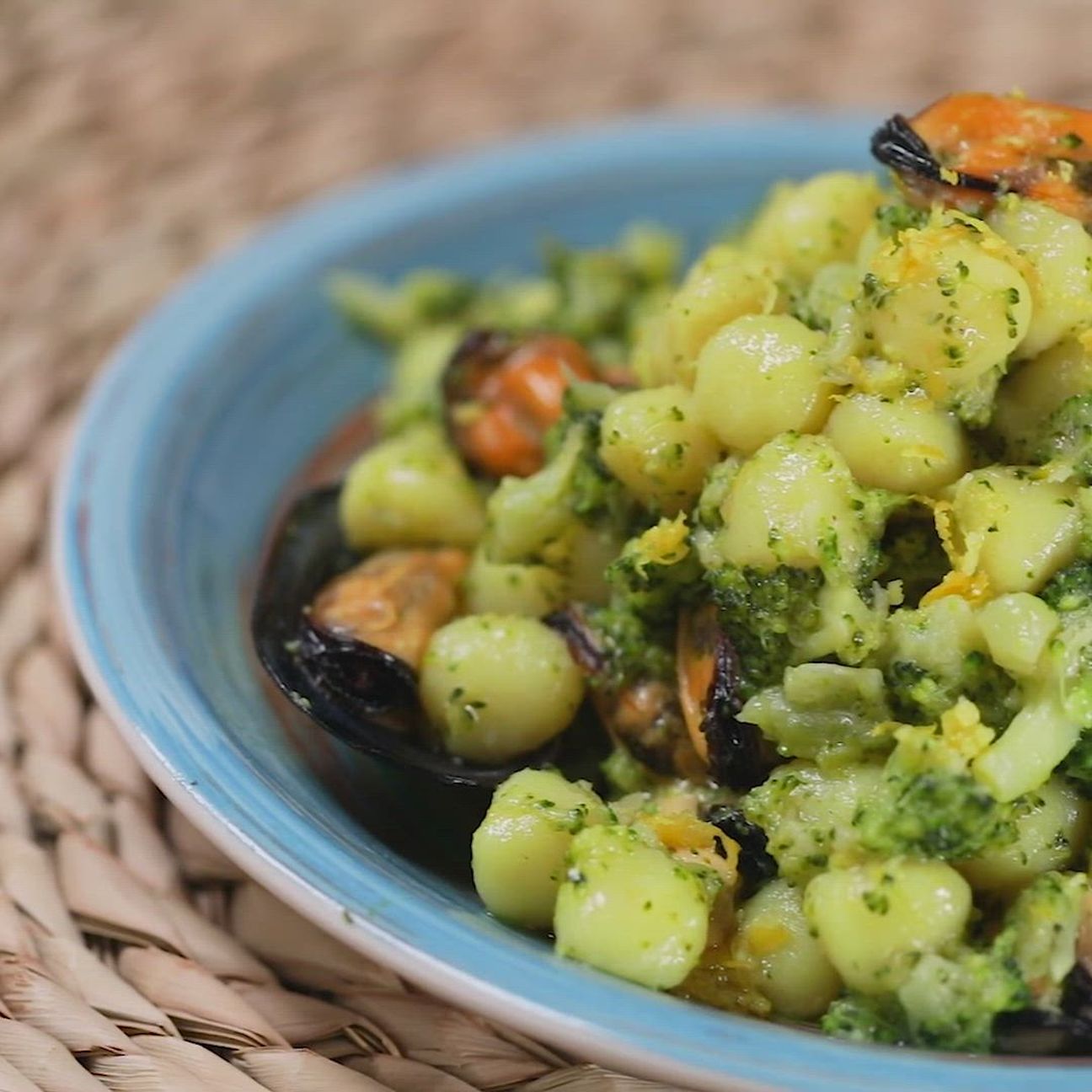 Chicche di patate con cozze, broccoli e scorza di limone