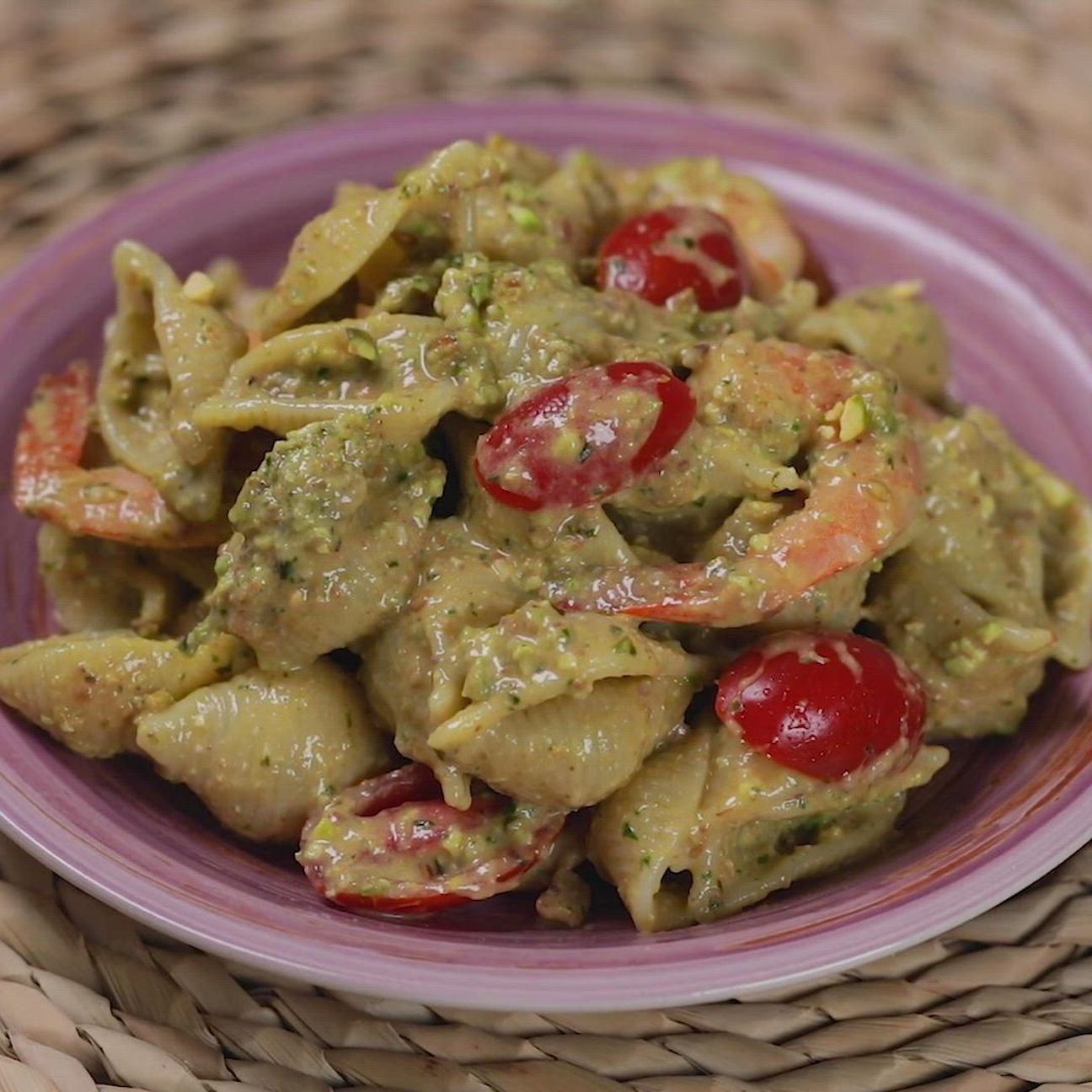 Pasta fredda al pesto di pistacchi con gamberi e pomodorini