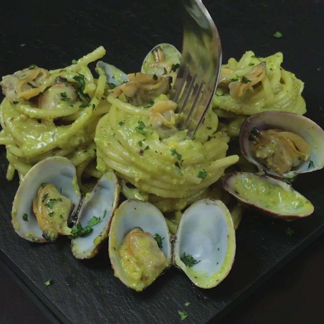 spaghetto zucchine, guanciale e pistacchio