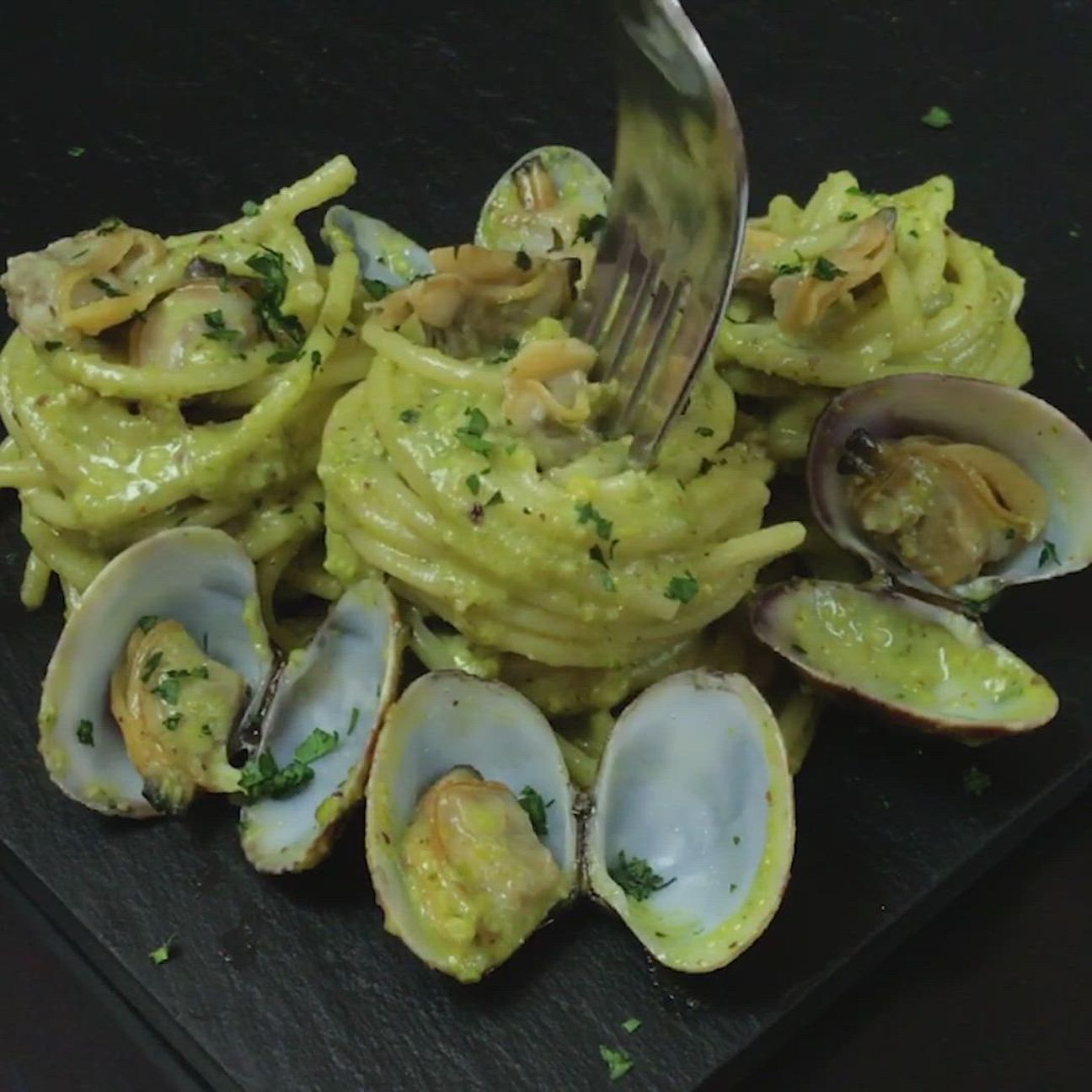 Spaghetti con pesto di pistacchi e vongole
