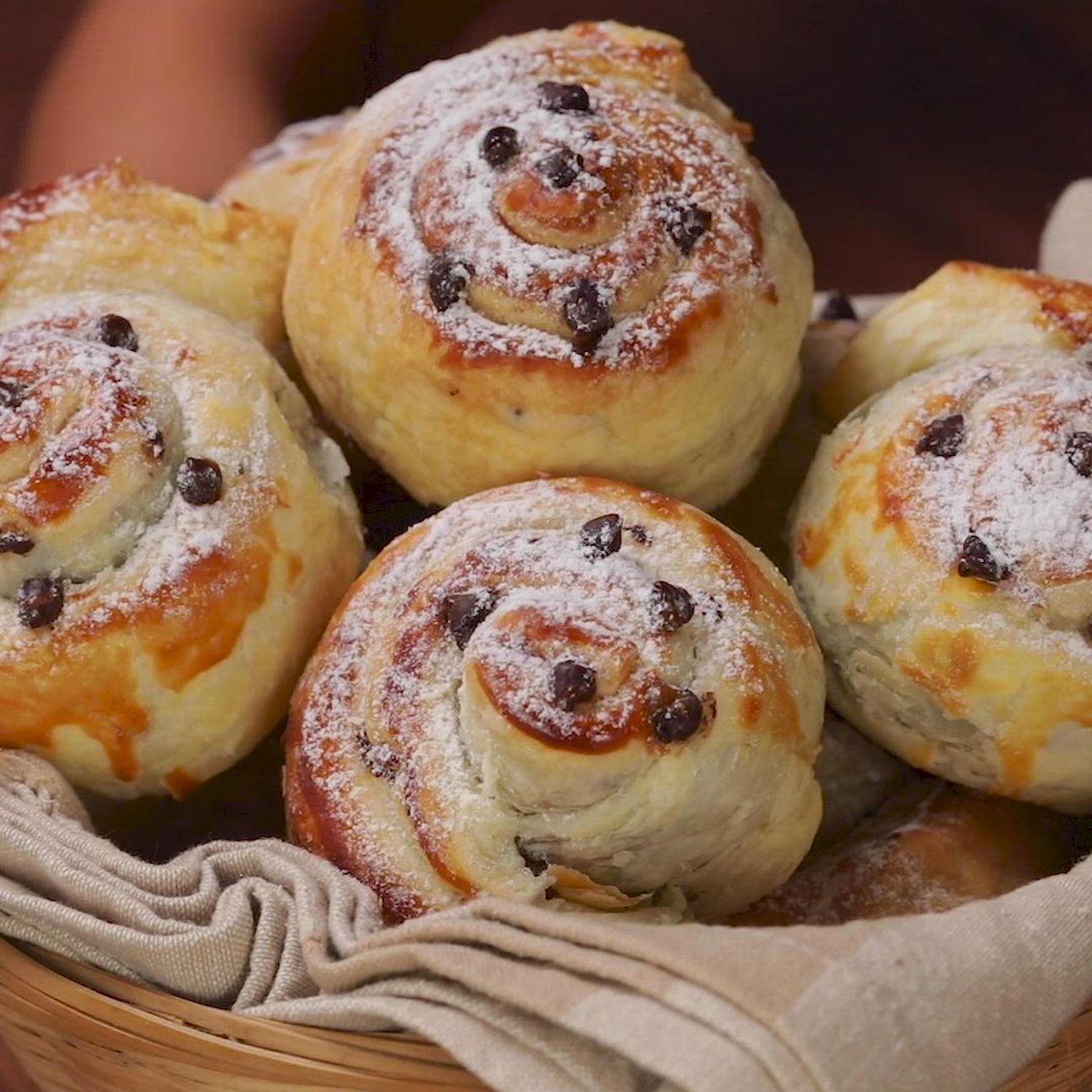 Girelle di sfoglia con crema e gocce di cioccolato